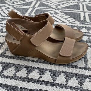 Clarks Tan Alto Madi Wedge Sandals Size 7.5